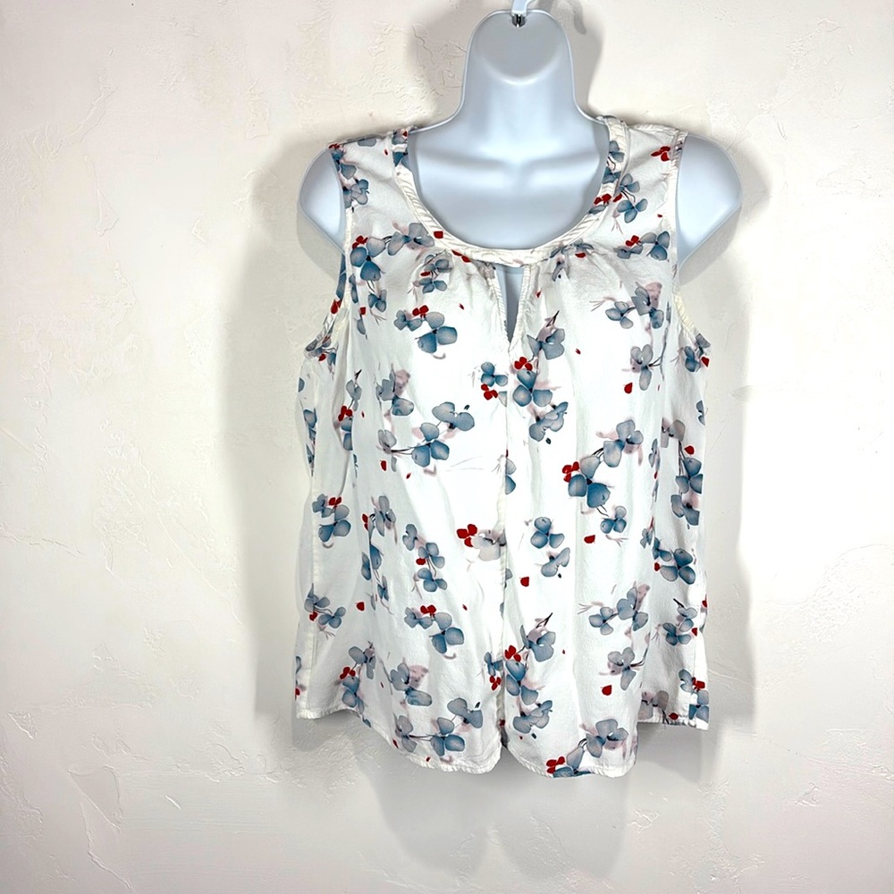 Q&A floral sleeveless blouse size medium
